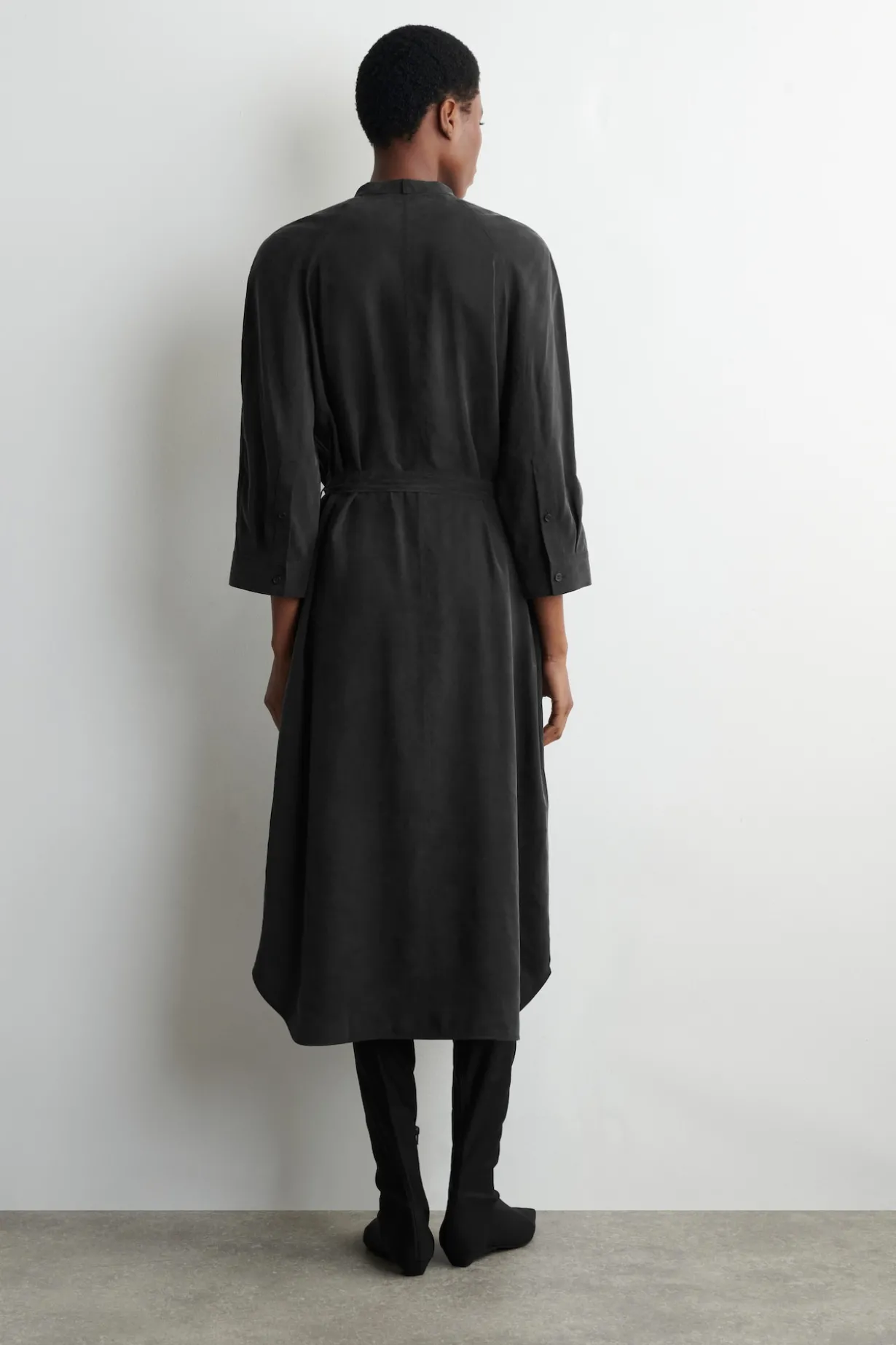 KRAGENLOSES HEMDKLEID IN MIDILÄNGE MIT GÜRTEL