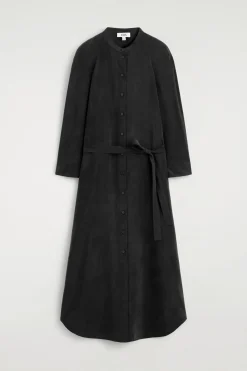 KRAGENLOSES HEMDKLEID IN MIDILÄNGE MIT GÜRTEL