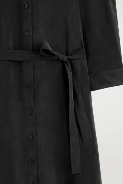 KRAGENLOSES HEMDKLEID IN MIDILÄNGE MIT GÜRTEL