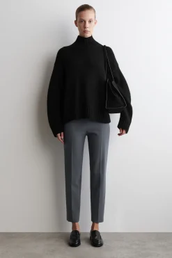 KÜRZERE HOSE MIT SCHMALEM BEIN