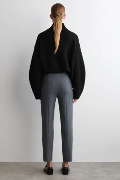 KÜRZERE HOSE MIT SCHMALEM BEIN