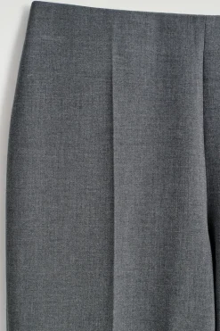 KÜRZERE HOSE MIT SCHMALEM BEIN
