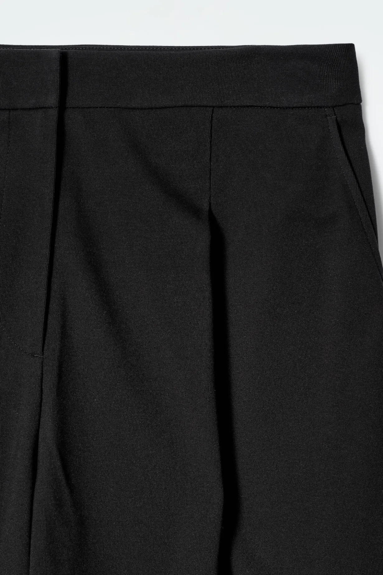KÜRZERE HOSE MIT WEITEM BEIN
