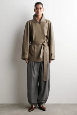 KURZER TRENCHCOAT AUS LEDER MIT TRICHTERKRAGEN