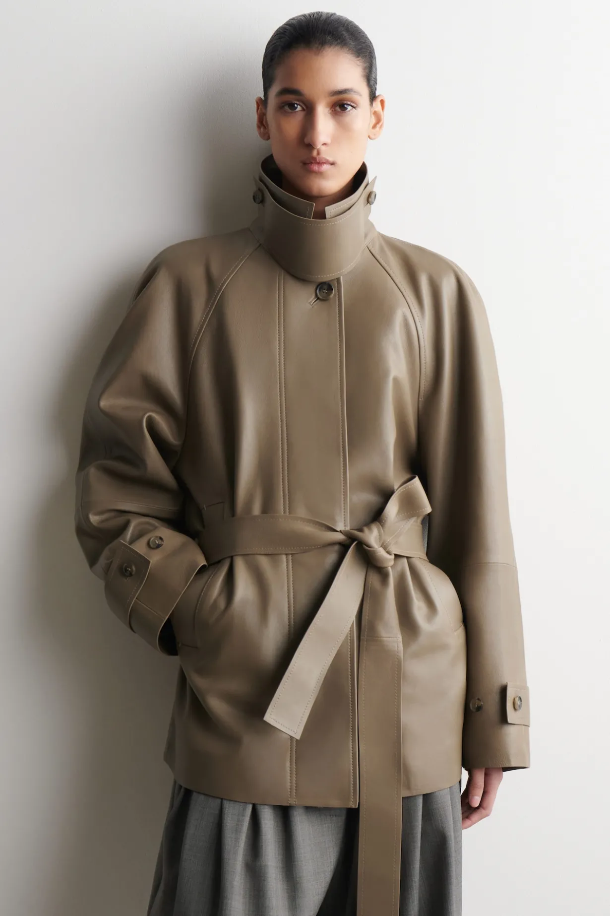 KURZER TRENCHCOAT AUS LEDER MIT TRICHTERKRAGEN