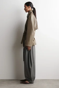 KURZER TRENCHCOAT AUS LEDER MIT TRICHTERKRAGEN