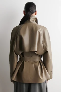 KURZER TRENCHCOAT AUS LEDER MIT TRICHTERKRAGEN