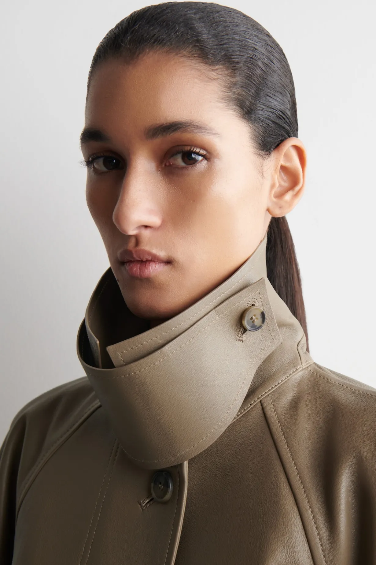 KURZER TRENCHCOAT AUS LEDER MIT TRICHTERKRAGEN