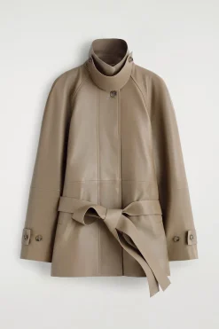 KURZER TRENCHCOAT AUS LEDER MIT TRICHTERKRAGEN