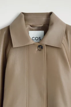 KURZER TRENCHCOAT AUS LEDER MIT TRICHTERKRAGEN