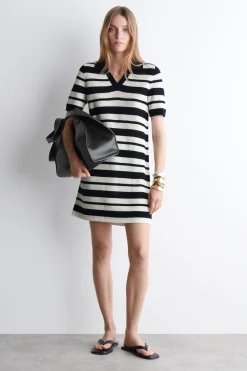 KURZES POLOKLEID MIT LOCHSTRICKMUSTER