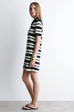KURZES POLOKLEID MIT LOCHSTRICKMUSTER