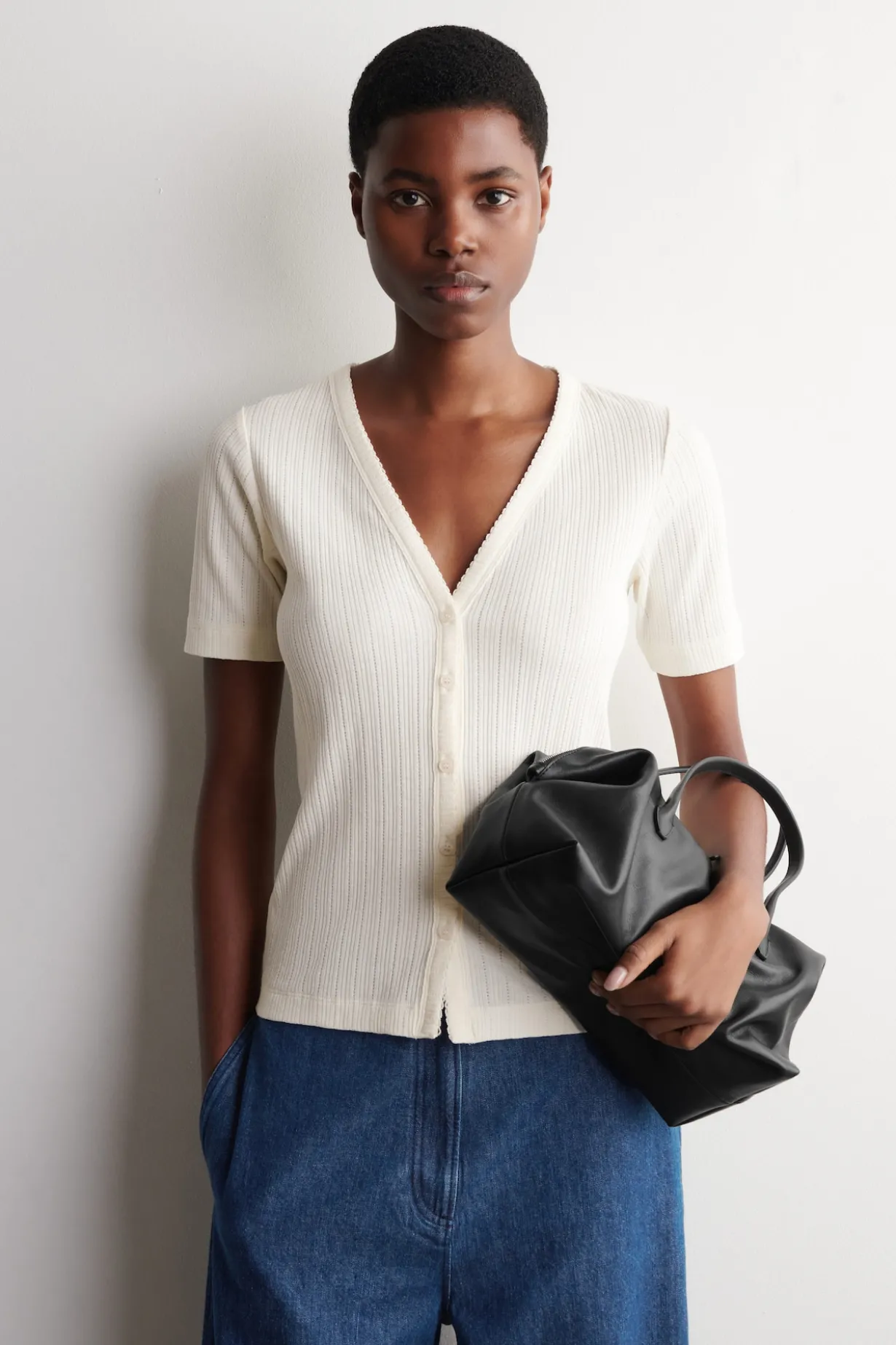 KURZÄRMLIGE STRICKJACKE AUS POINTELLE-STRICK