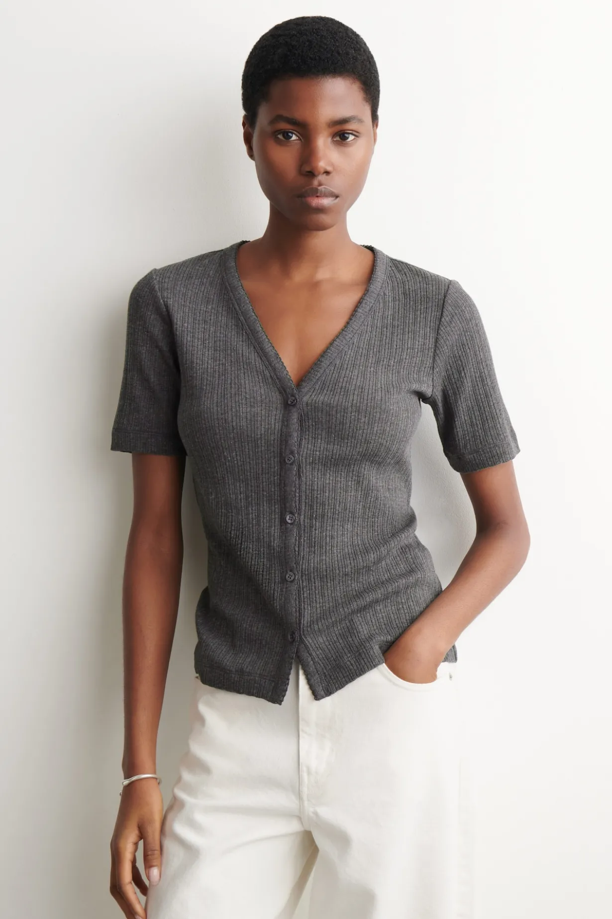 KURZÄRMLIGE STRICKJACKE AUS POINTELLE-STRICK