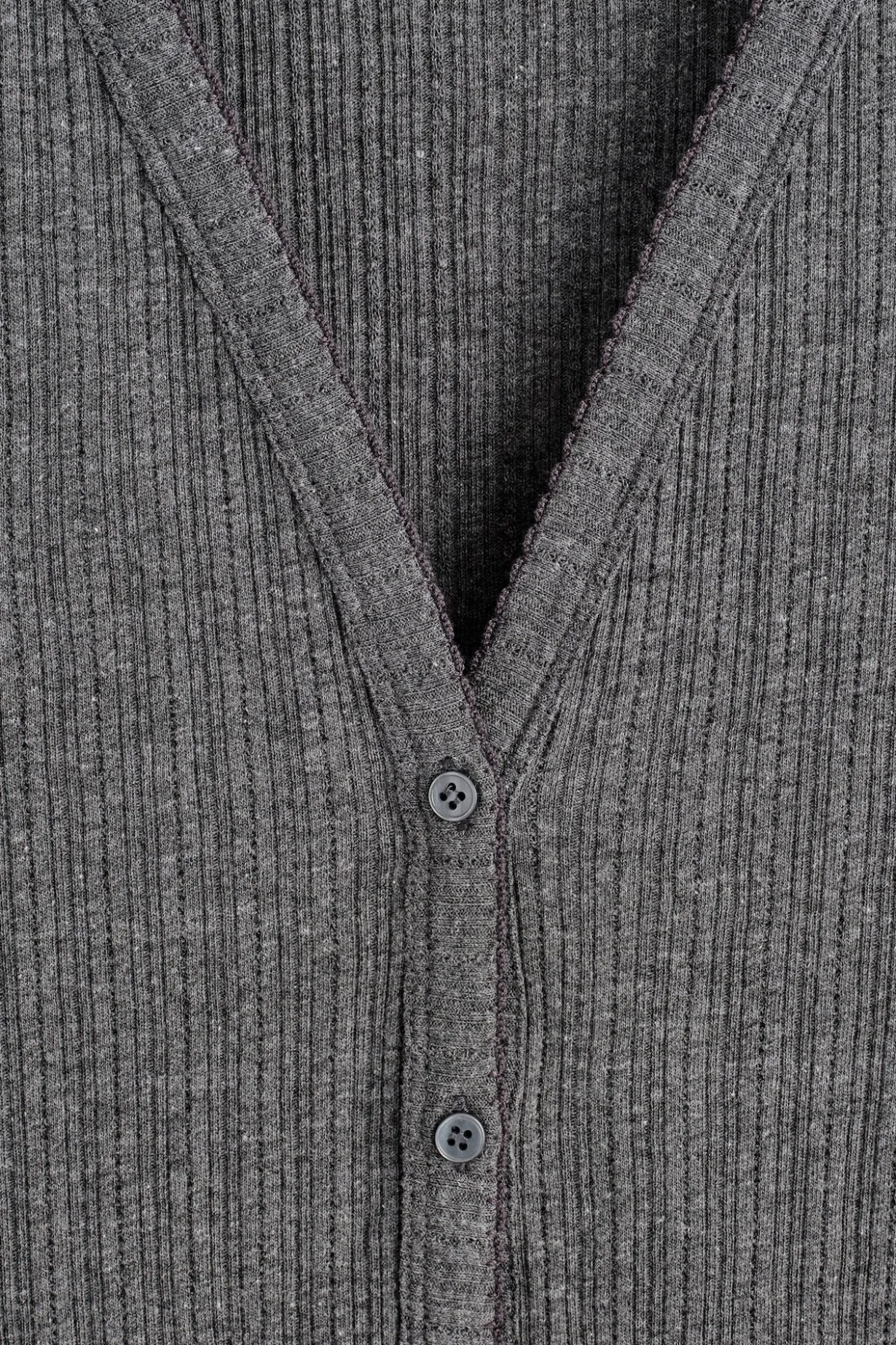 KURZÄRMLIGE STRICKJACKE AUS POINTELLE-STRICK
