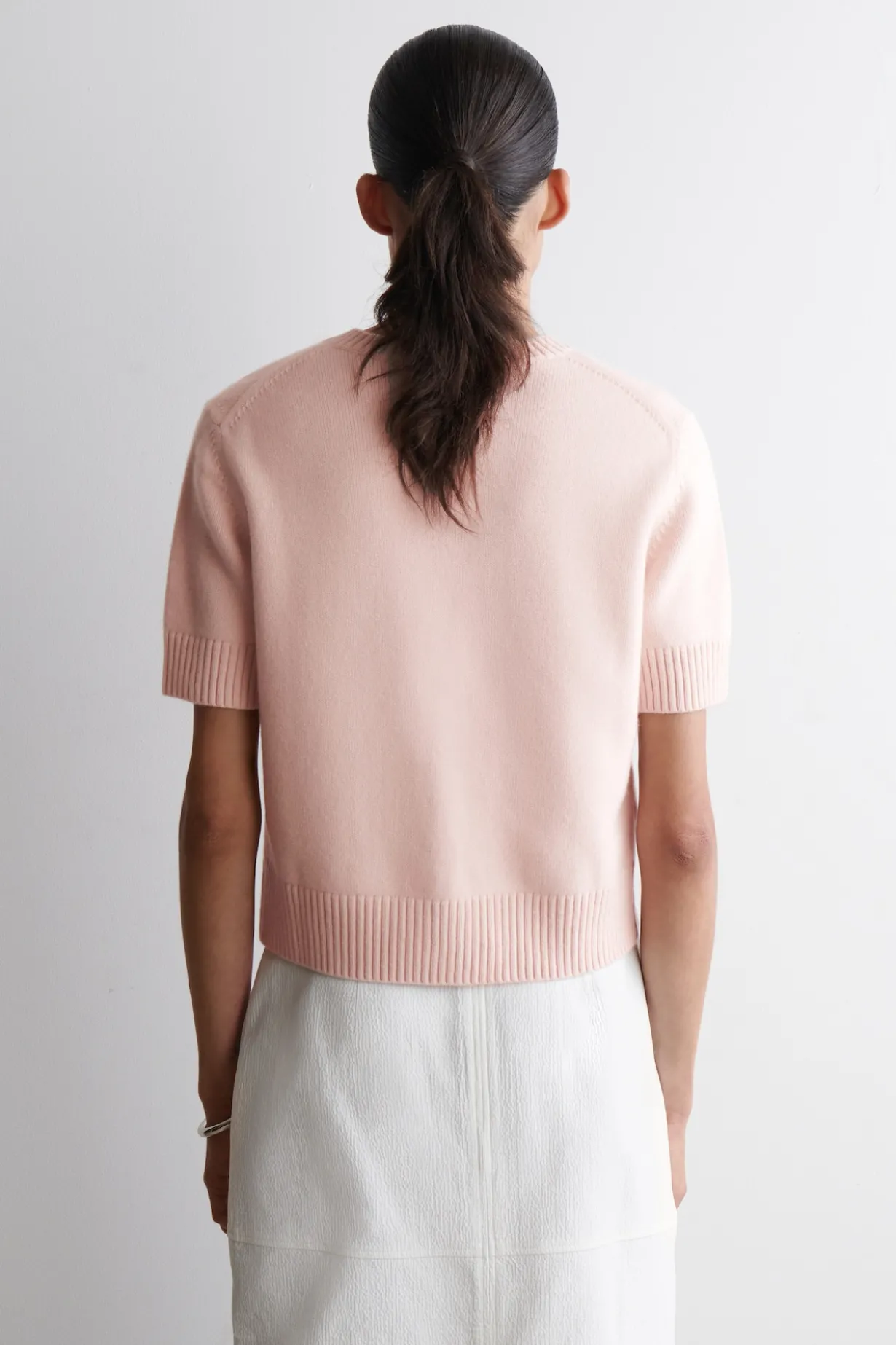 KURZÄRMLIGE STRICKJACKE AUS MERINOWOLLE