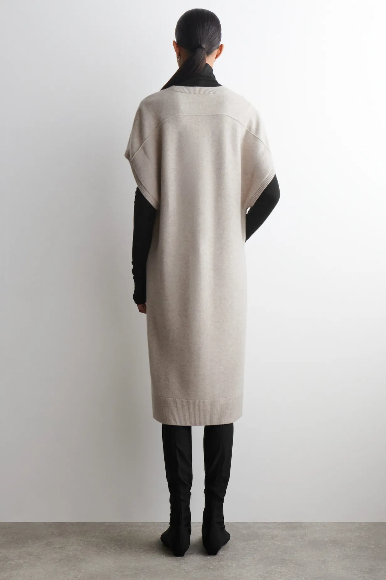 LANGE STRICKJACKE AUS WOLLE