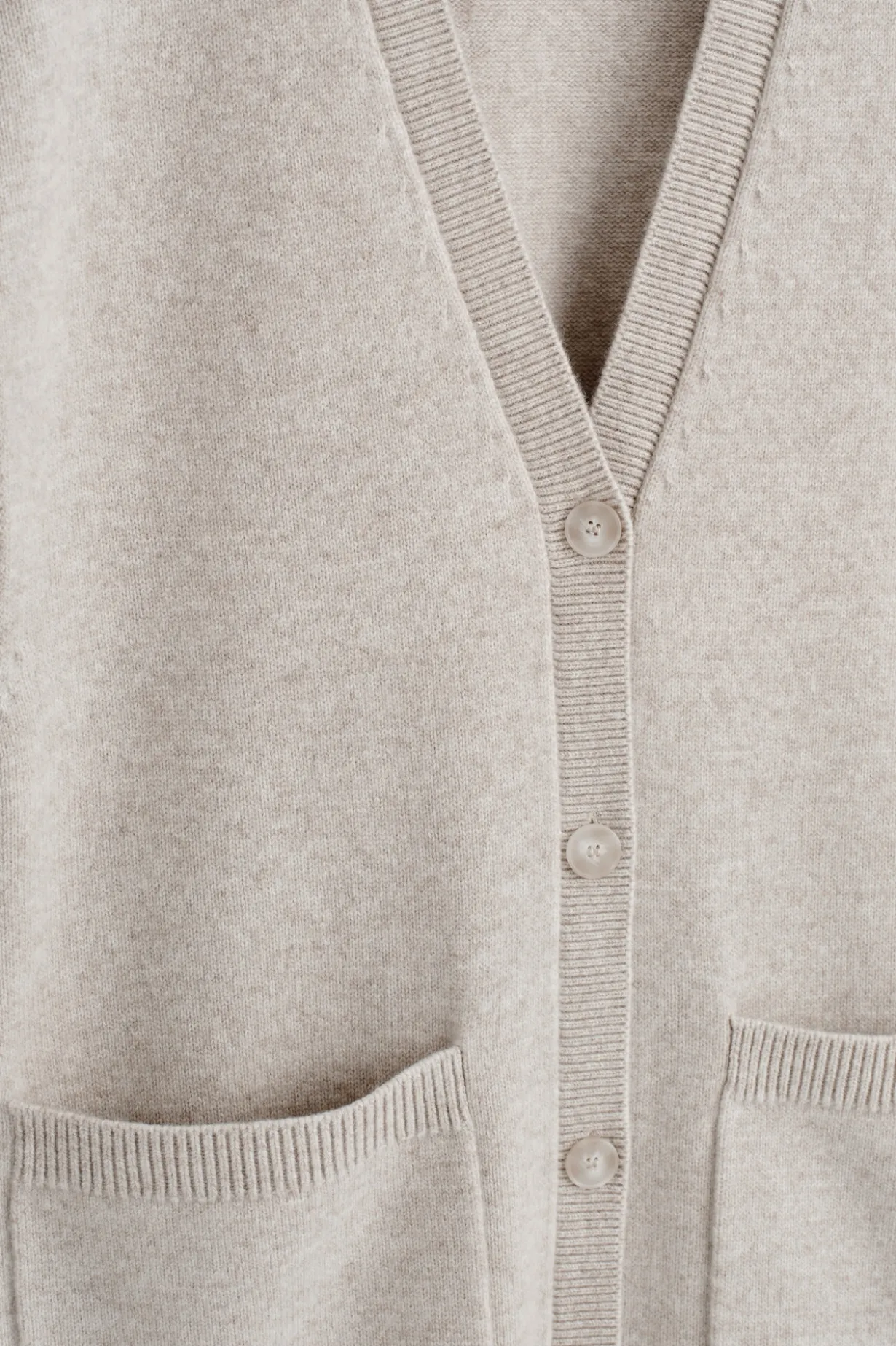 LANGE STRICKJACKE AUS WOLLE