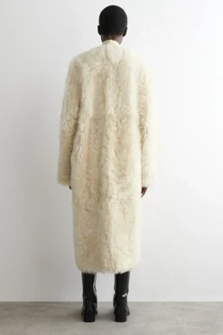 LANGER MANTEL AUS SHEARLING OHNE KRAGEN