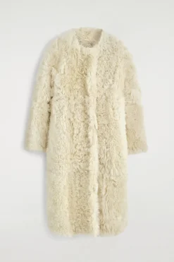 LANGER MANTEL AUS SHEARLING OHNE KRAGEN