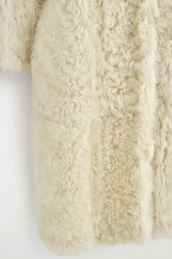 LANGER MANTEL AUS SHEARLING OHNE KRAGEN