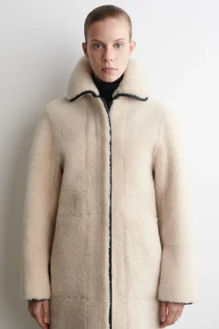 LANGER MANTEL AUS SHEARLING MIT LEDERDETAILS