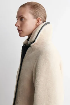 LANGER MANTEL AUS SHEARLING MIT LEDERDETAILS
