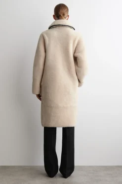 LANGER MANTEL AUS SHEARLING MIT LEDERDETAILS