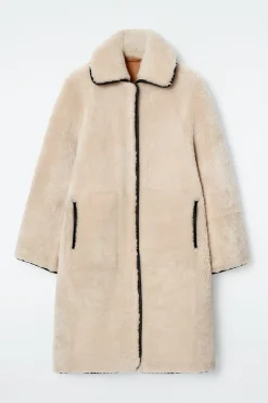 LANGER MANTEL AUS SHEARLING MIT LEDERDETAILS
