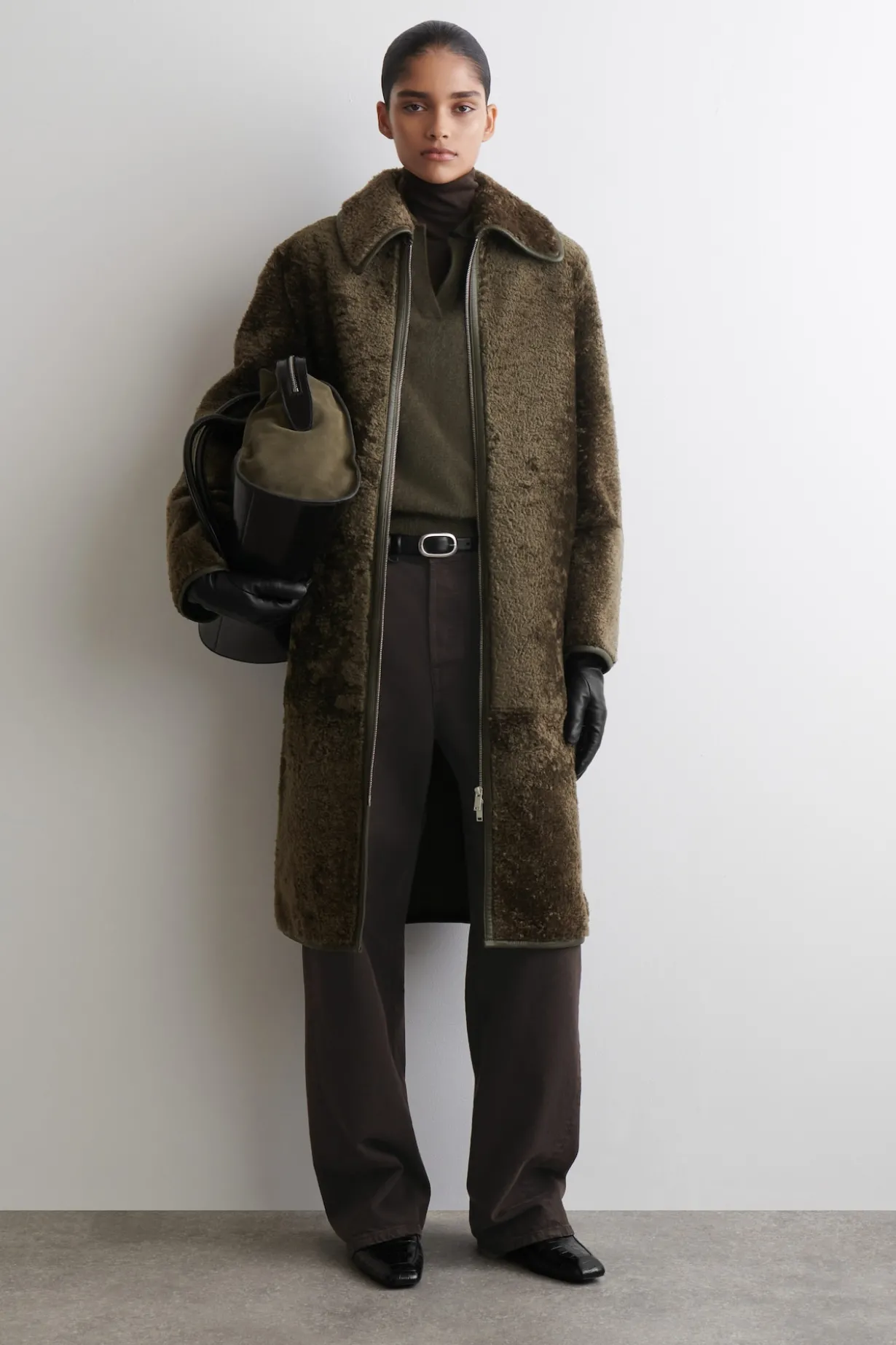 LANGER MANTEL AUS SHEARLING MIT LEDERDETAILS