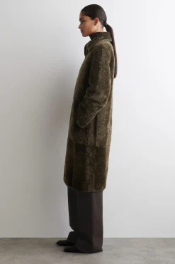 LANGER MANTEL AUS SHEARLING MIT LEDERDETAILS