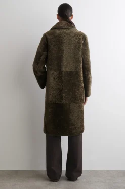 LANGER MANTEL AUS SHEARLING MIT LEDERDETAILS