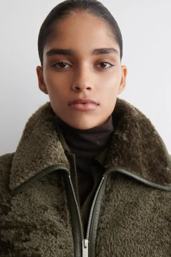 LANGER MANTEL AUS SHEARLING MIT LEDERDETAILS