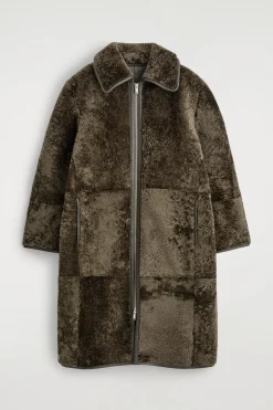 LANGER MANTEL AUS SHEARLING MIT LEDERDETAILS
