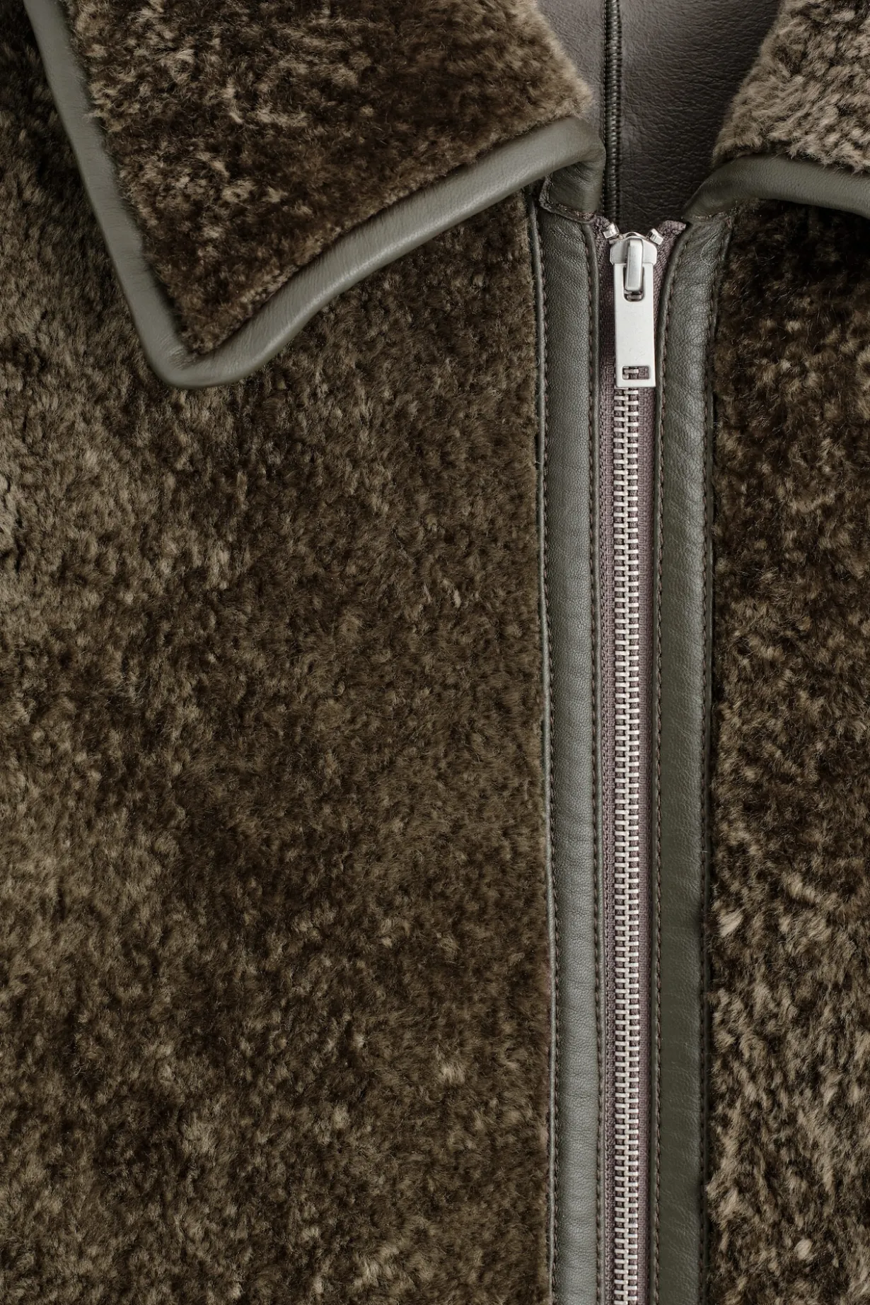 LANGER MANTEL AUS SHEARLING MIT LEDERDETAILS