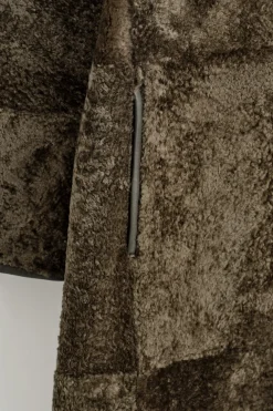 LANGER MANTEL AUS SHEARLING MIT LEDERDETAILS