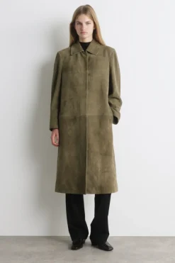 LANGER MANTEL AUS VELOURSLEDER MIT KRAGEN