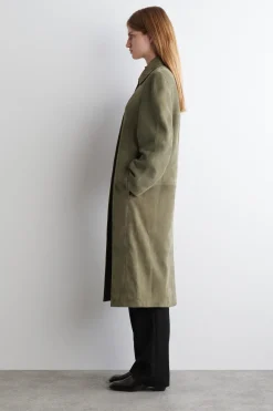 LANGER MANTEL AUS VELOURSLEDER MIT KRAGEN