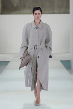 LANGER TRENCHCOAT AUS LEINEN UND WOLLE