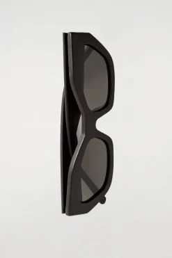 LEDERBEZOGENE SONNENBRILLE MIT CAT-EYE-RAHMEN