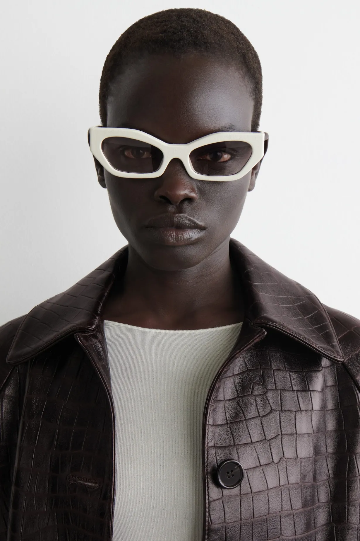 LEDERBEZOGENE SONNENBRILLE MIT CAT-EYE-RAHMEN