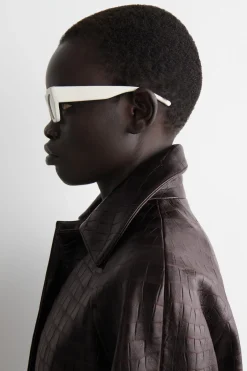 LEDERBEZOGENE SONNENBRILLE MIT CAT-EYE-RAHMEN