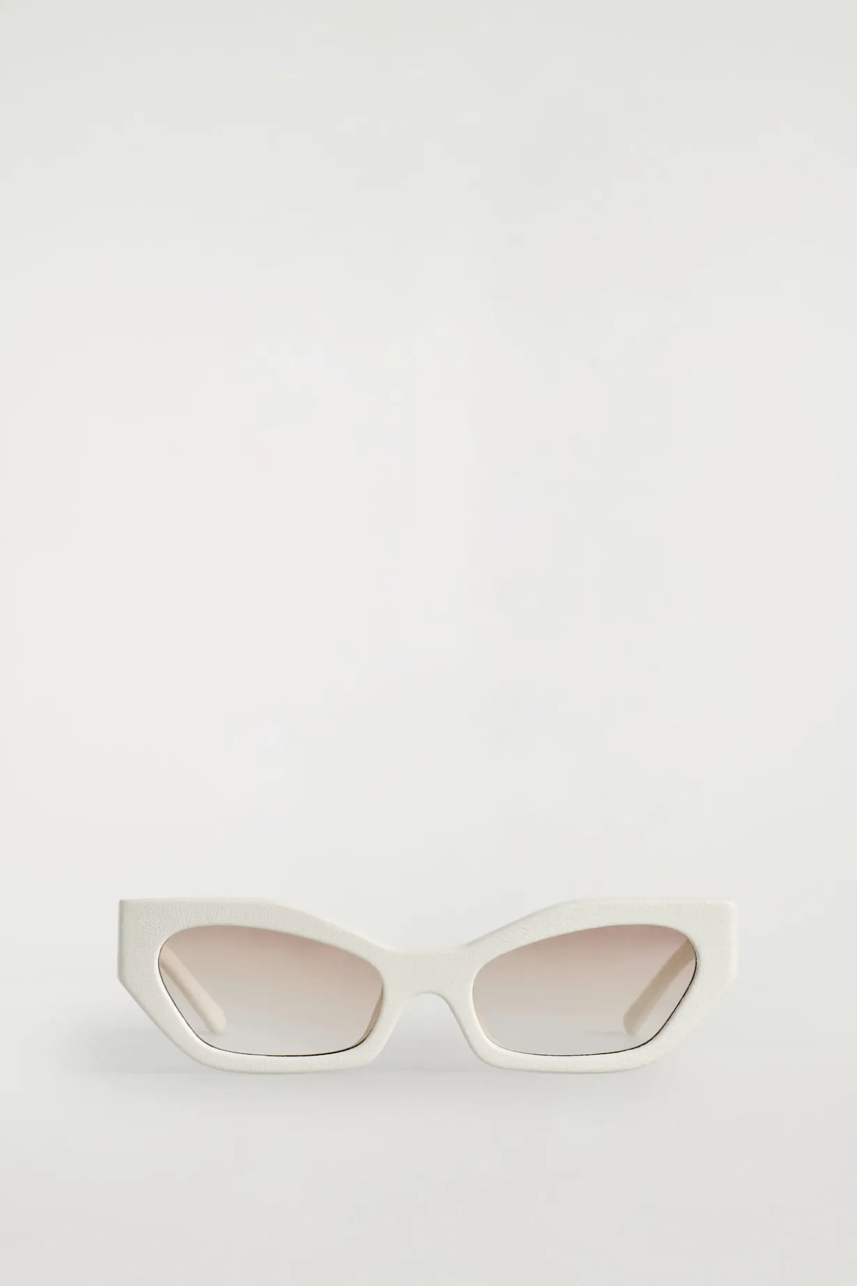 LEDERBEZOGENE SONNENBRILLE MIT CAT-EYE-RAHMEN