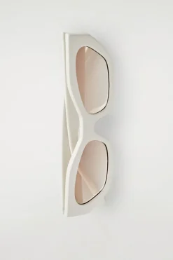 LEDERBEZOGENE SONNENBRILLE MIT CAT-EYE-RAHMEN