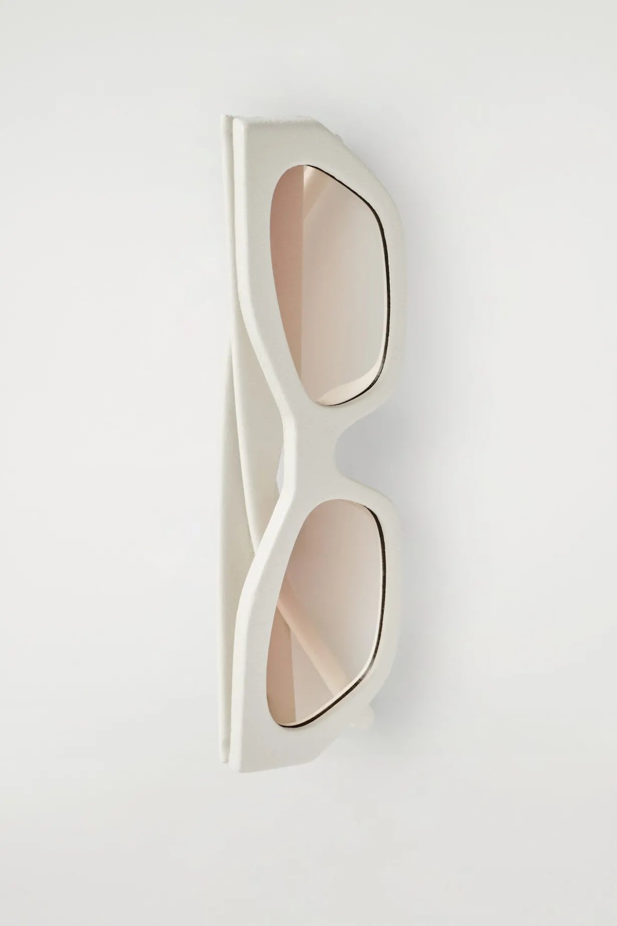 LEDERBEZOGENE SONNENBRILLE MIT CAT-EYE-RAHMEN