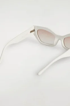 LEDERBEZOGENE SONNENBRILLE MIT CAT-EYE-RAHMEN