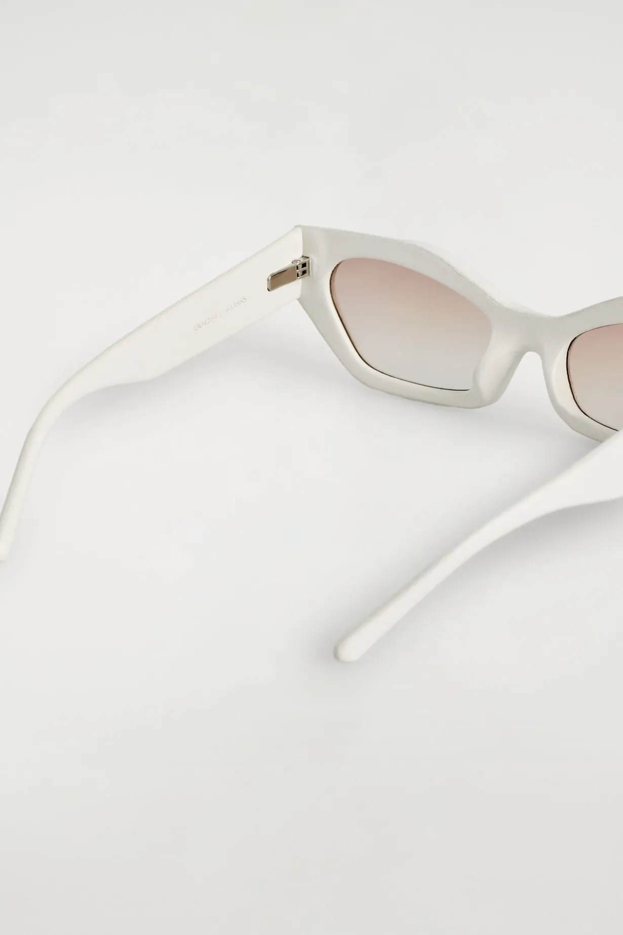 LEDERBEZOGENE SONNENBRILLE MIT CAT-EYE-RAHMEN