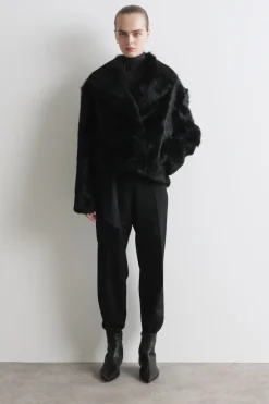 LEDERJACKE MIT PONYHAAR-EFFEKT UND KRAGEN