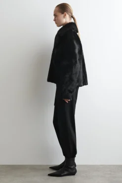 LEDERJACKE MIT PONYHAAR-EFFEKT UND KRAGEN