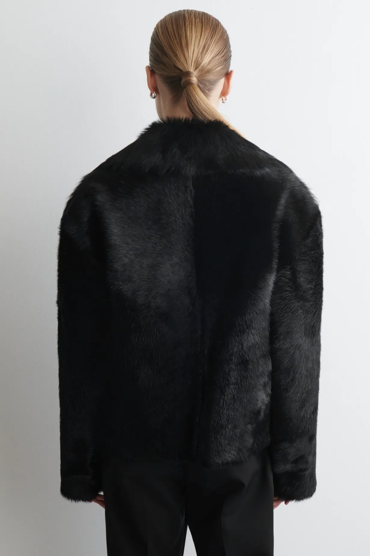 LEDERJACKE MIT PONYHAAR-EFFEKT UND KRAGEN
